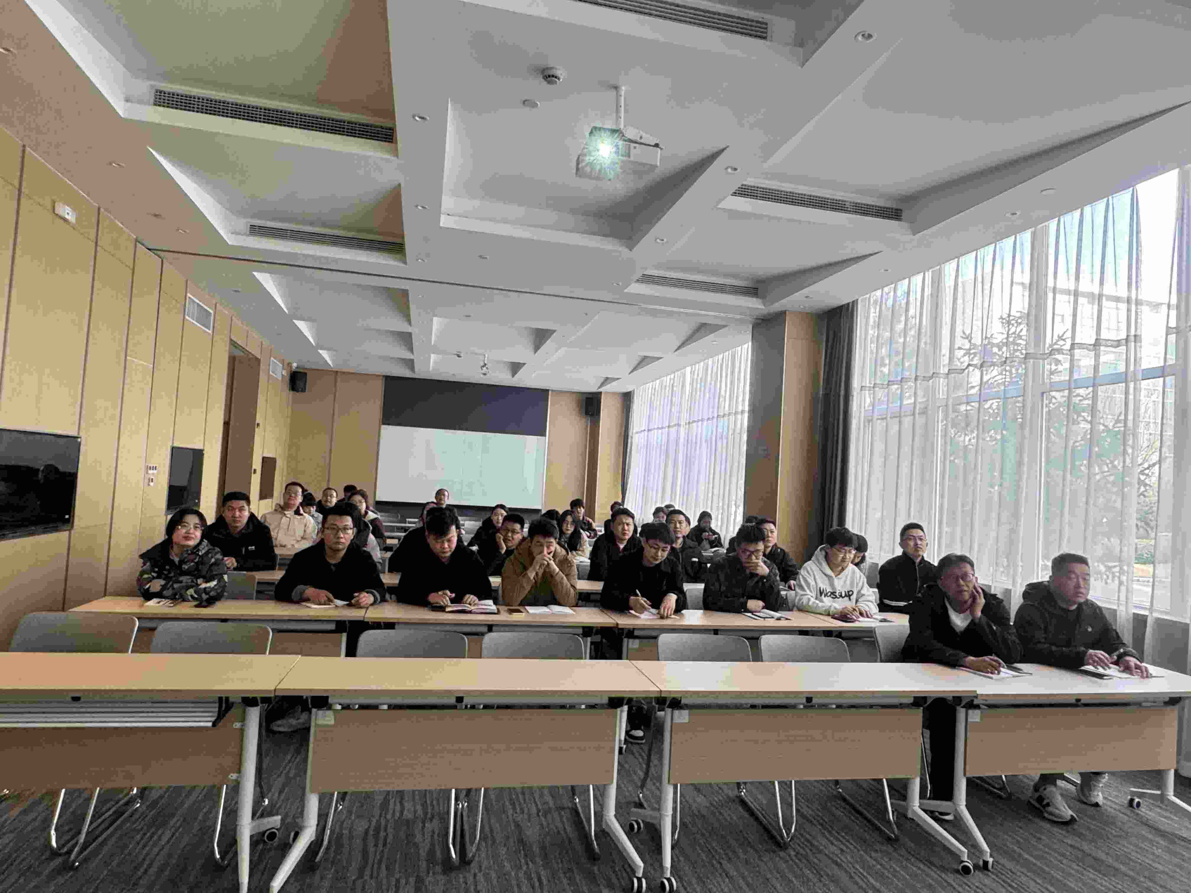 华境小课堂丨DeepSeek多领域应用与趋势发展